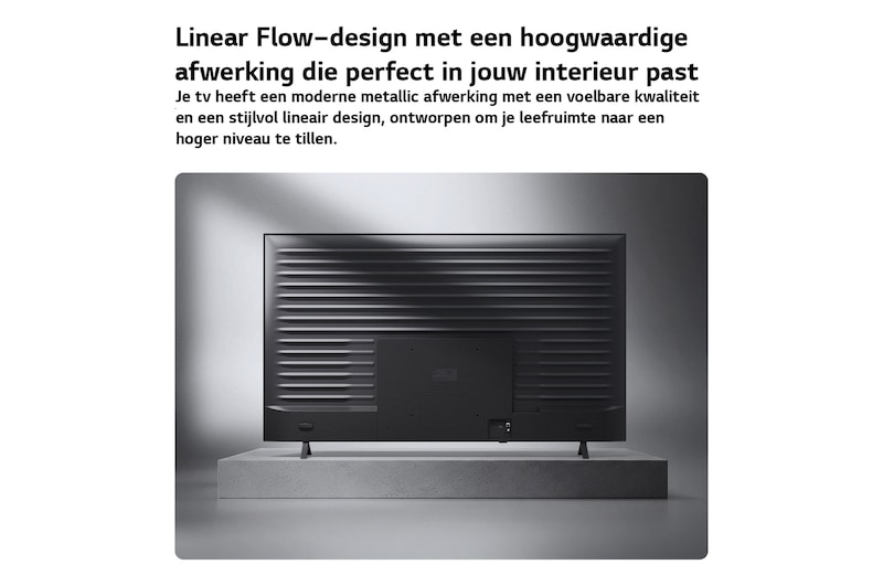 Een LG QNED AI QNED70 Mini LED wordt vanaf de achterkant getoond, waarbij een metalen achterpaneel te zien is met gelijkmatig verdeelde horizontale ribbels die een strakke, gestructureerde look creëren en het Linear Flow Design over het hele oppervlak benadrukken.